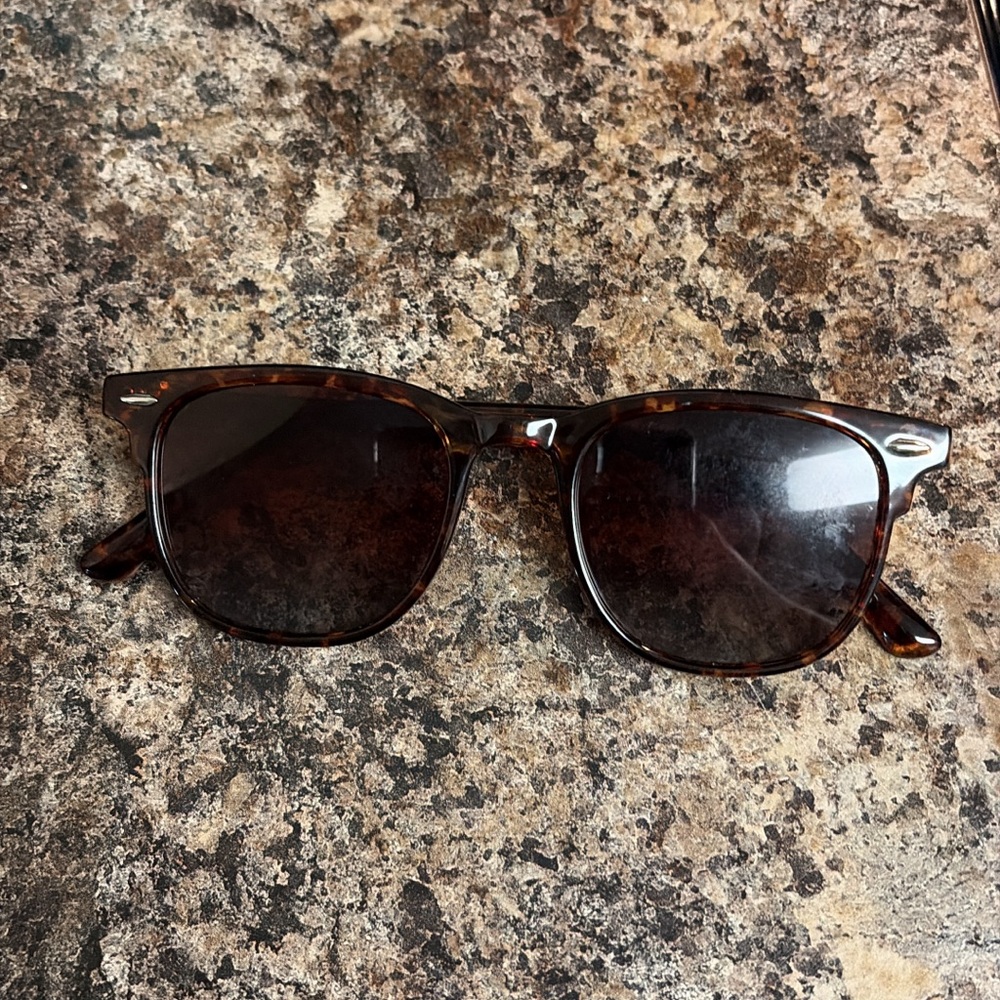 Stylish Tortoise Shell Sunglasses